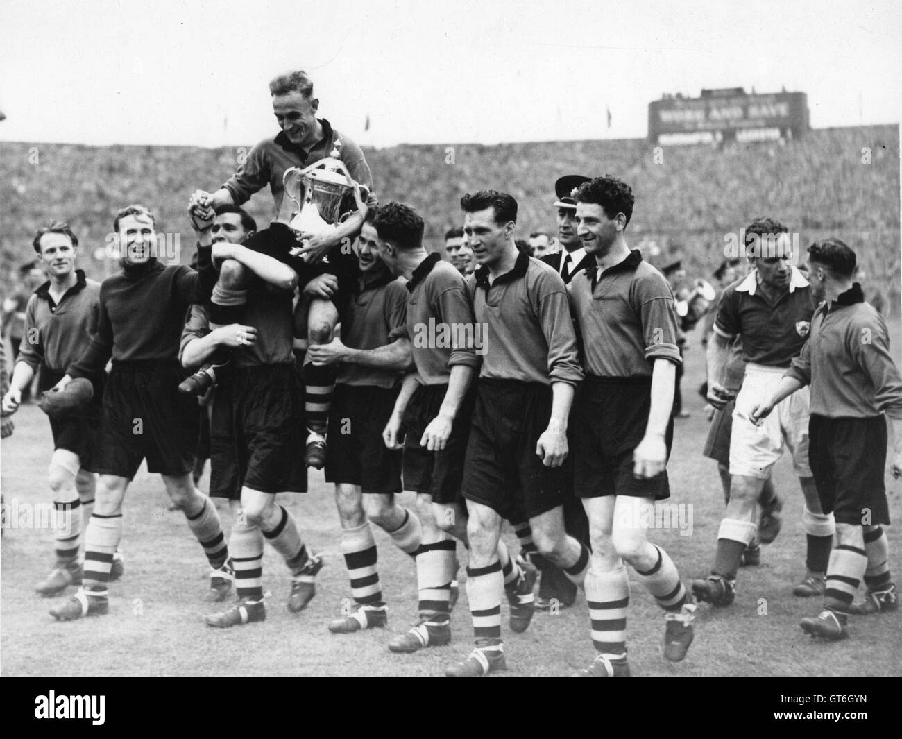 Wölfe Kapitän Billy Wright von seinem Teamkollegen nach dem Gewinn des FA-Cup im Wembley-Stadion im Jahr 1949 durchgeführt Stockfoto