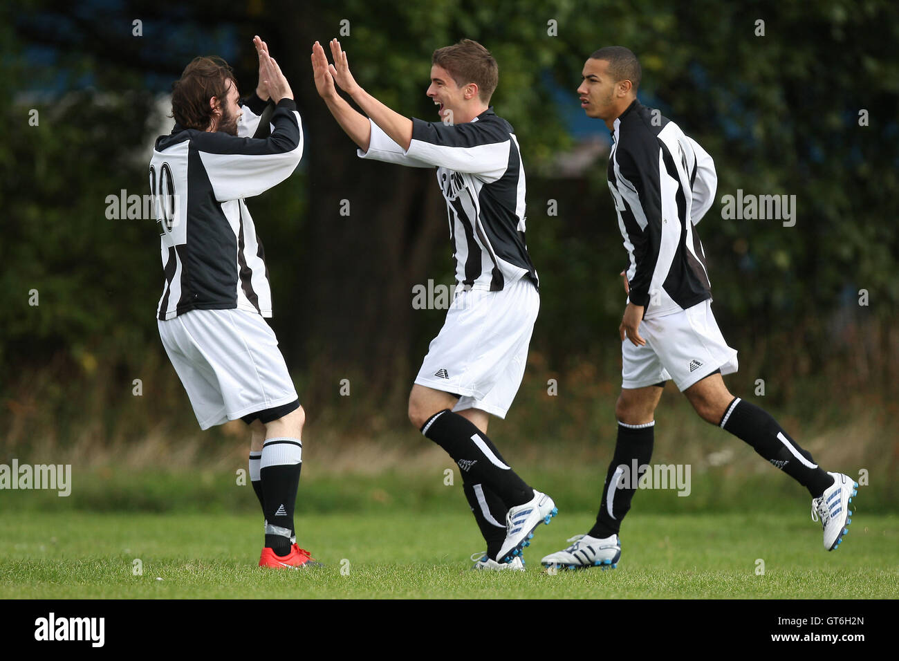 Metwin feiern ihr erste Ziel - Lapton (rot/schwarz) Vs FC Metwin - Hackney & Leyton Sunday League Football im Osten Marsh, Hackney Sümpfe - 26.09.10 Stockfoto