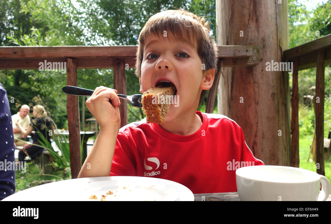 Kleiner junge Kind essen Kuchen Kuchen Uk Stockfoto