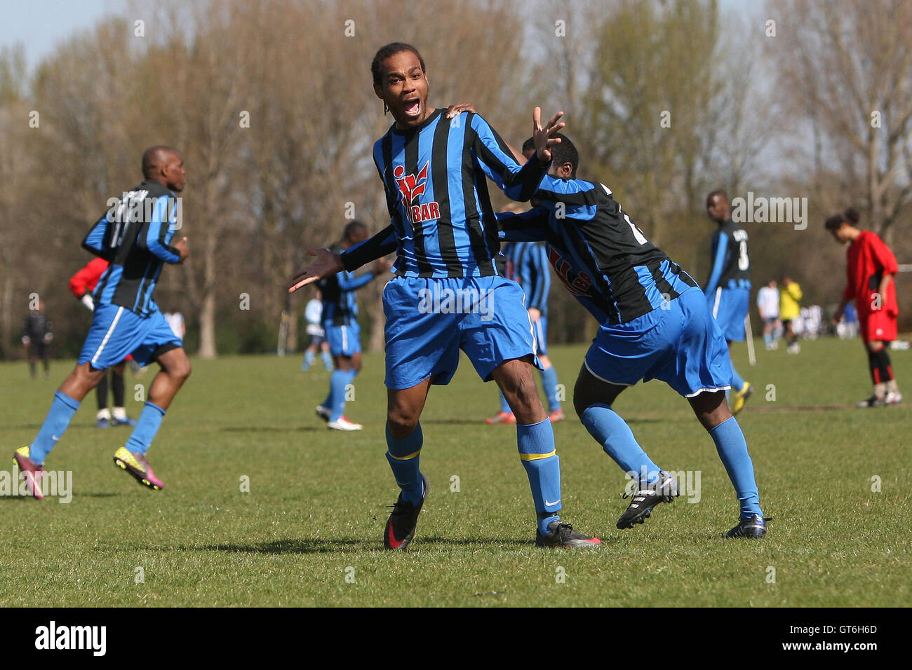 Lapton ihre erste Tor und feiern - Lapton (blau/schwarz) Vs Red Devils - Hackney & Leyton Sunday League Jack Walpole Cu Stockfoto
