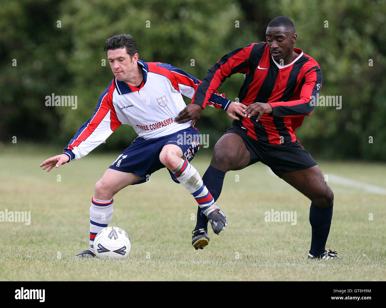 Lapton (rot/schwarz) Vs drei Kompasse - Hackney & Leyton Sonntag Fußball-Liga im Osten Marsh, Hackney Sümpfe, London - 09.06.09 Stockfoto