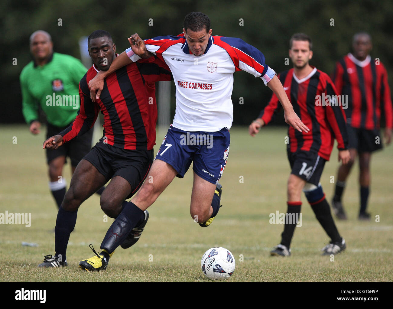 Lapton (rot/schwarz) Vs drei Kompasse - Hackney & Leyton Sonntag Fußball-Liga im Osten Marsh, Hackney Sümpfe, London - 09.06.09 Stockfoto