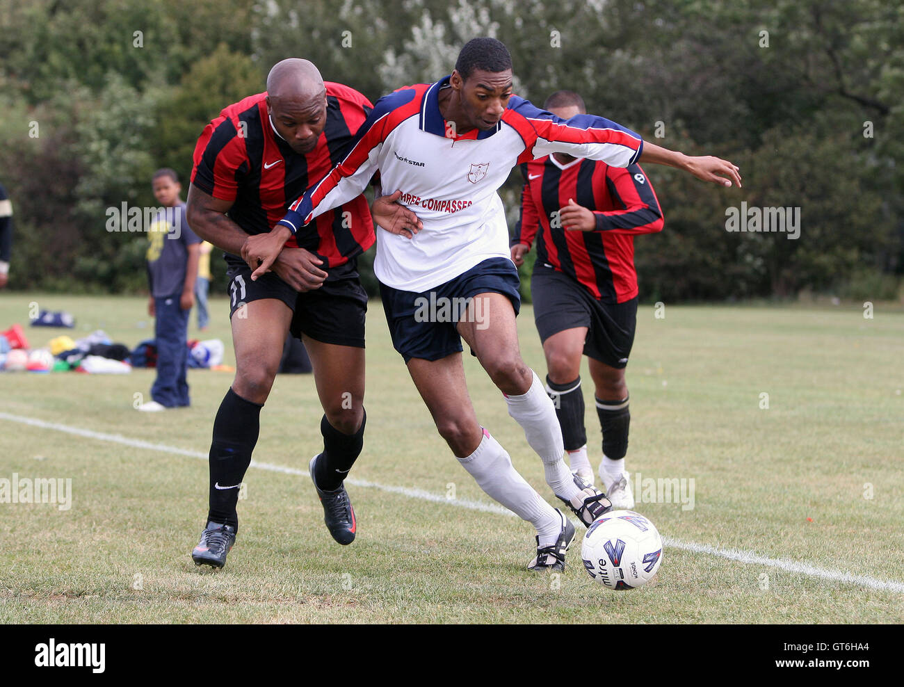 Lapton (rot/schwarz) Vs drei Kompasse - Hackney & Leyton Sonntag Fußball-Liga im Osten Marsh, Hackney Sümpfe, London - 09.06.09 Stockfoto