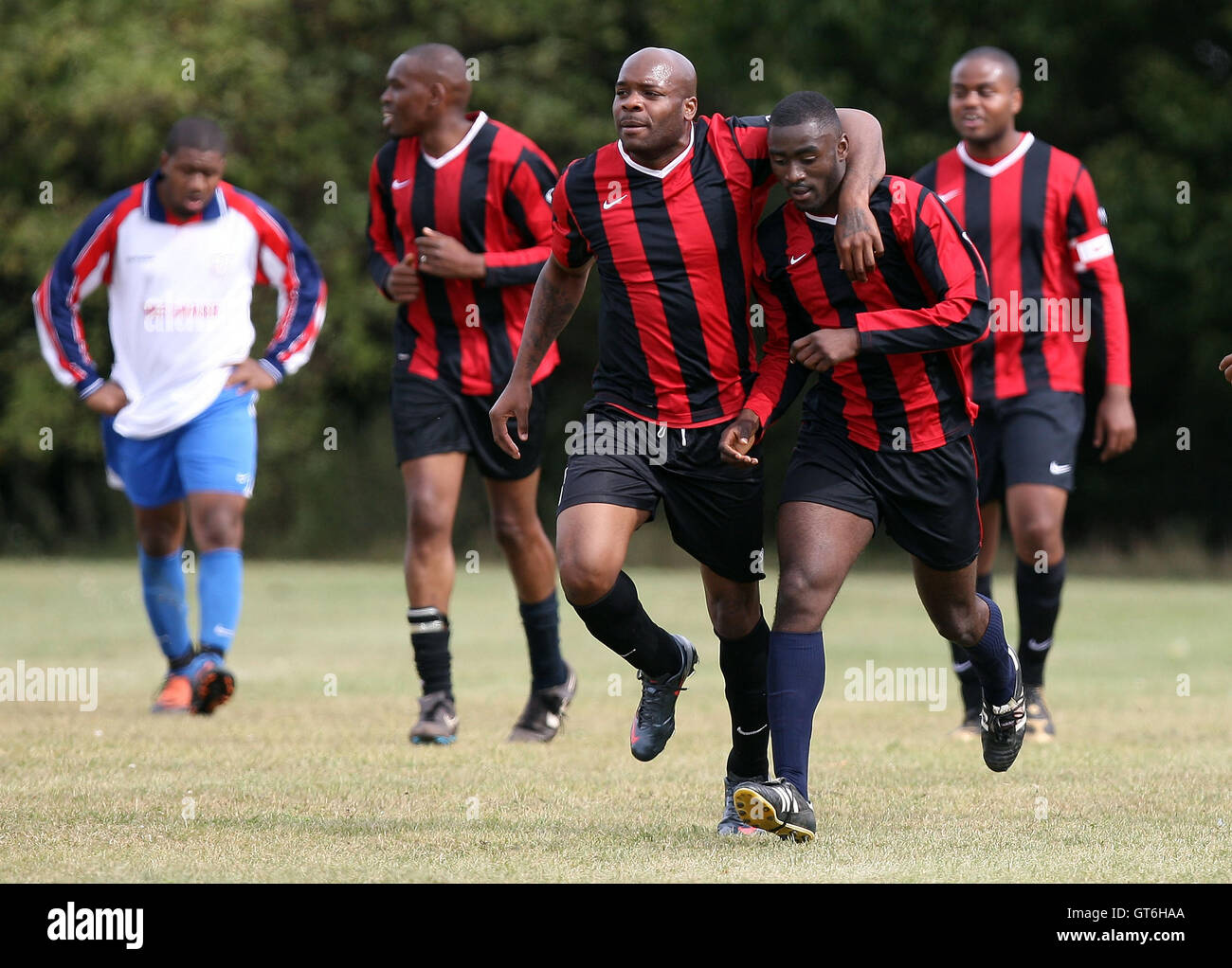 Lapton feiern ein Ziel - Lapton (rot/schwarz) Vs drei Kompasse - Hackney & Leyton League Sonntag Fußball im Osten Marsh, Hackney Sümpfe, London - 09.06.09 Stockfoto
