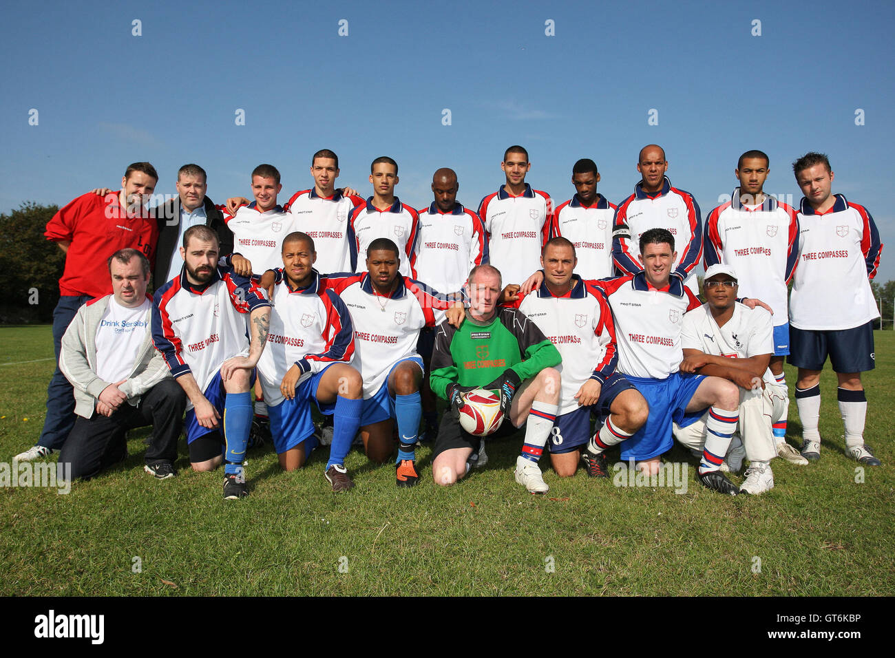 Drei Kompasse FC posieren für ein Teamfoto - League im Süden Marsh, Hackney, London Hackney & Leyton - 27.09.09 Stockfoto