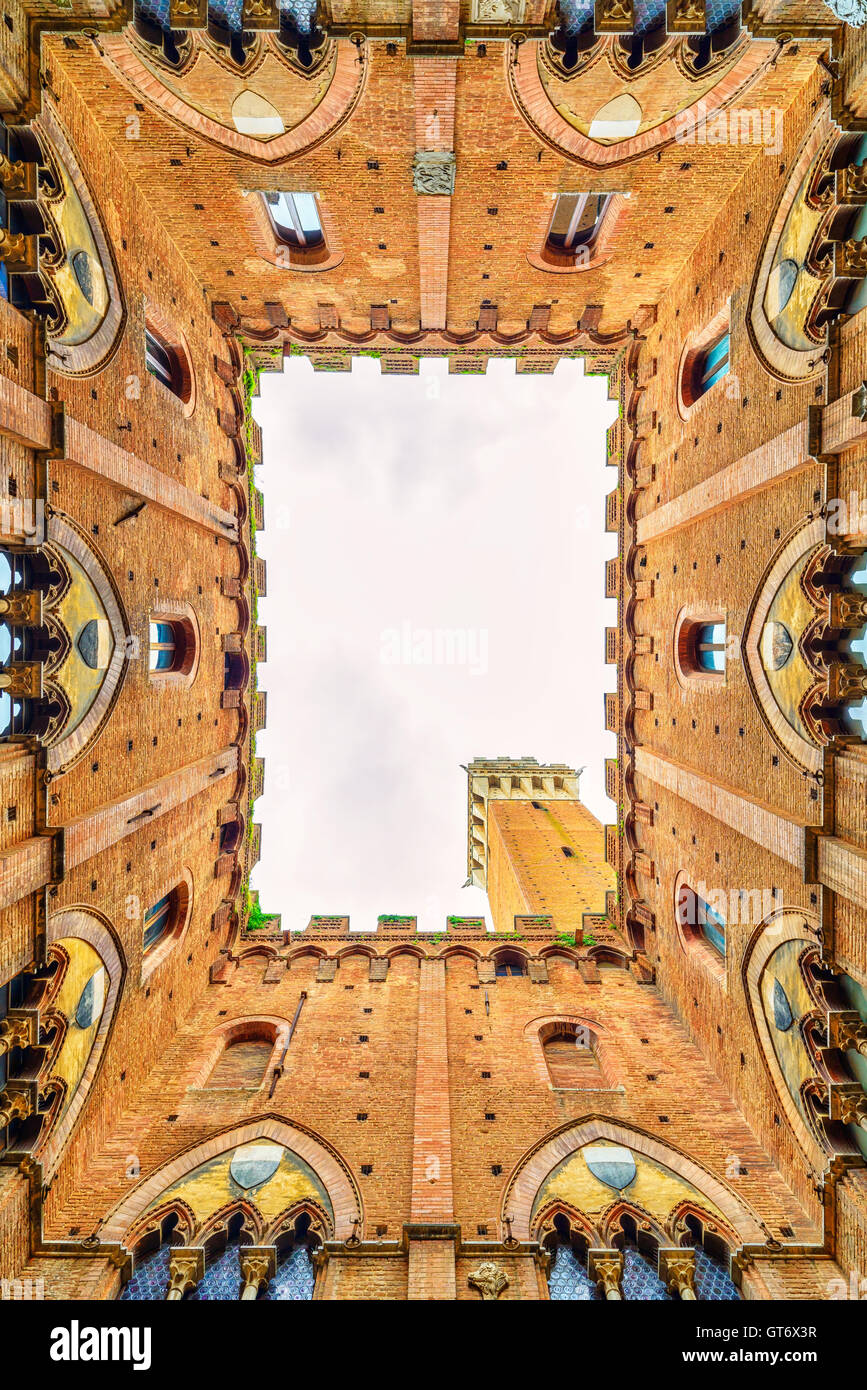 Siena Wahrzeichen Foto. Cortile del Podestà Hof, Torre del Mangia Turm und Palazzo Pubblico Gebäude. Ansicht von unten. Toskana, Stockfoto