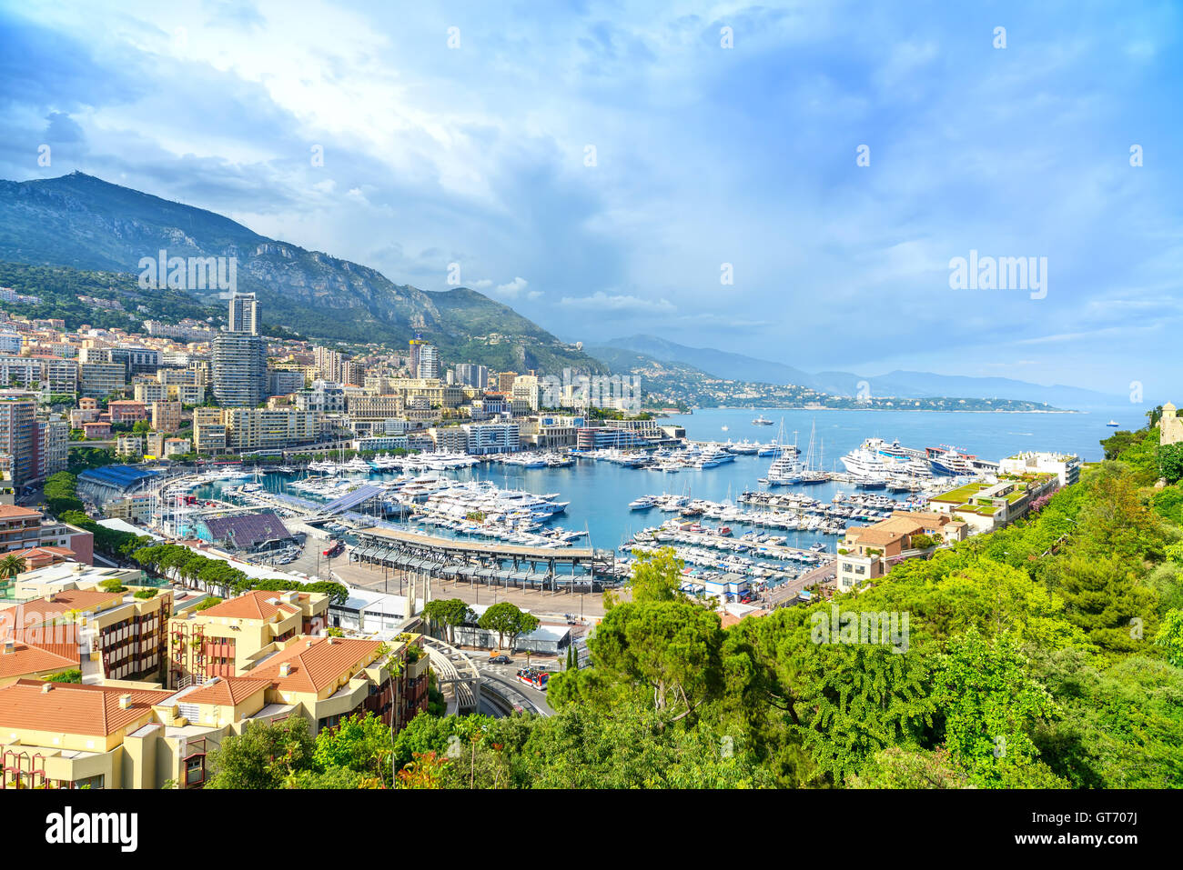 Monaco Montecarlo Fürstentum Luftbild Stadtbild. Wolkenkratzer, Berge und Marina. Azurblaue Küste. Frankreich, Europa. Stockfoto