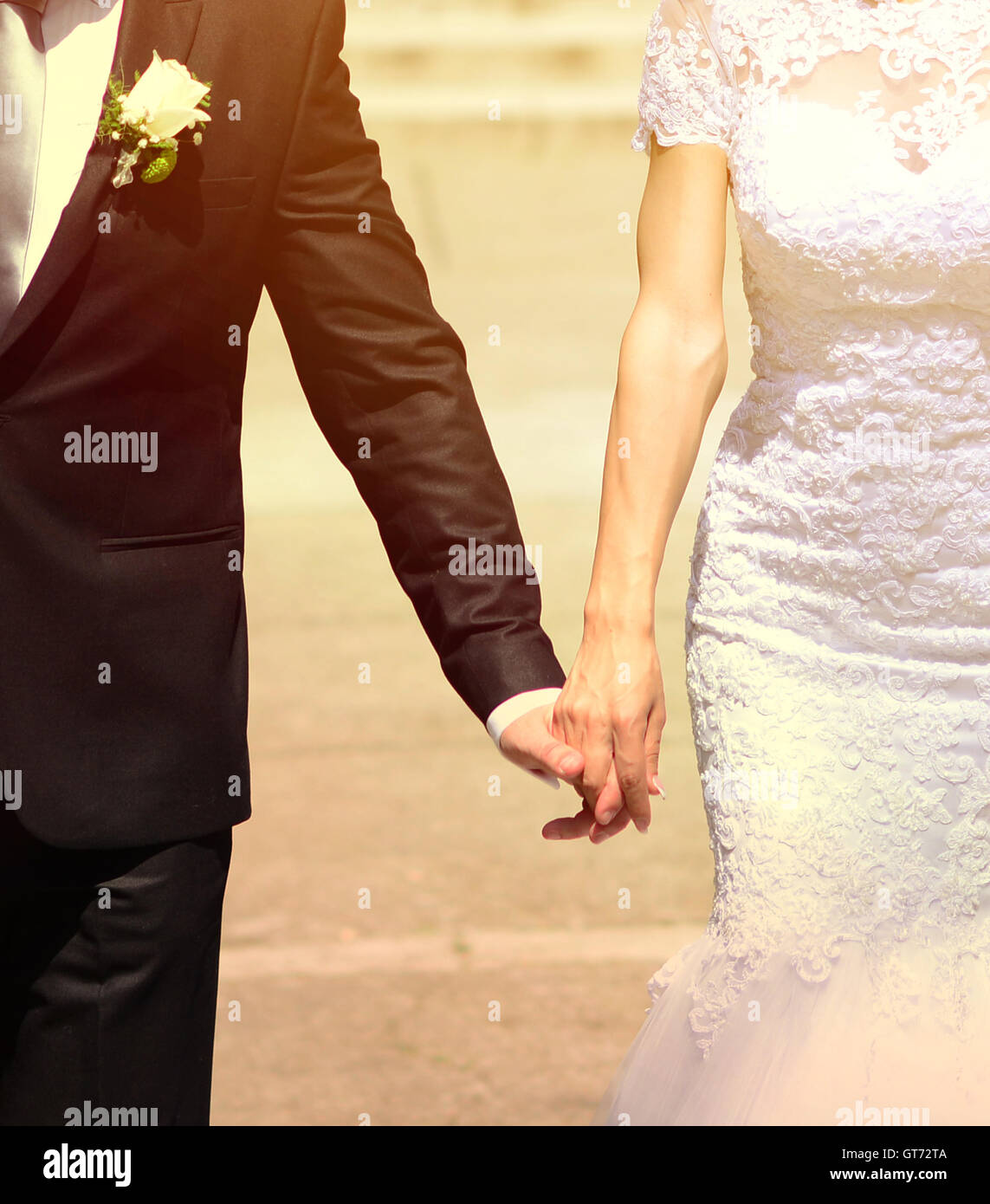 Braut und Bräutigam Hand in Hand ein Wandern in neues Leben Stockfoto
