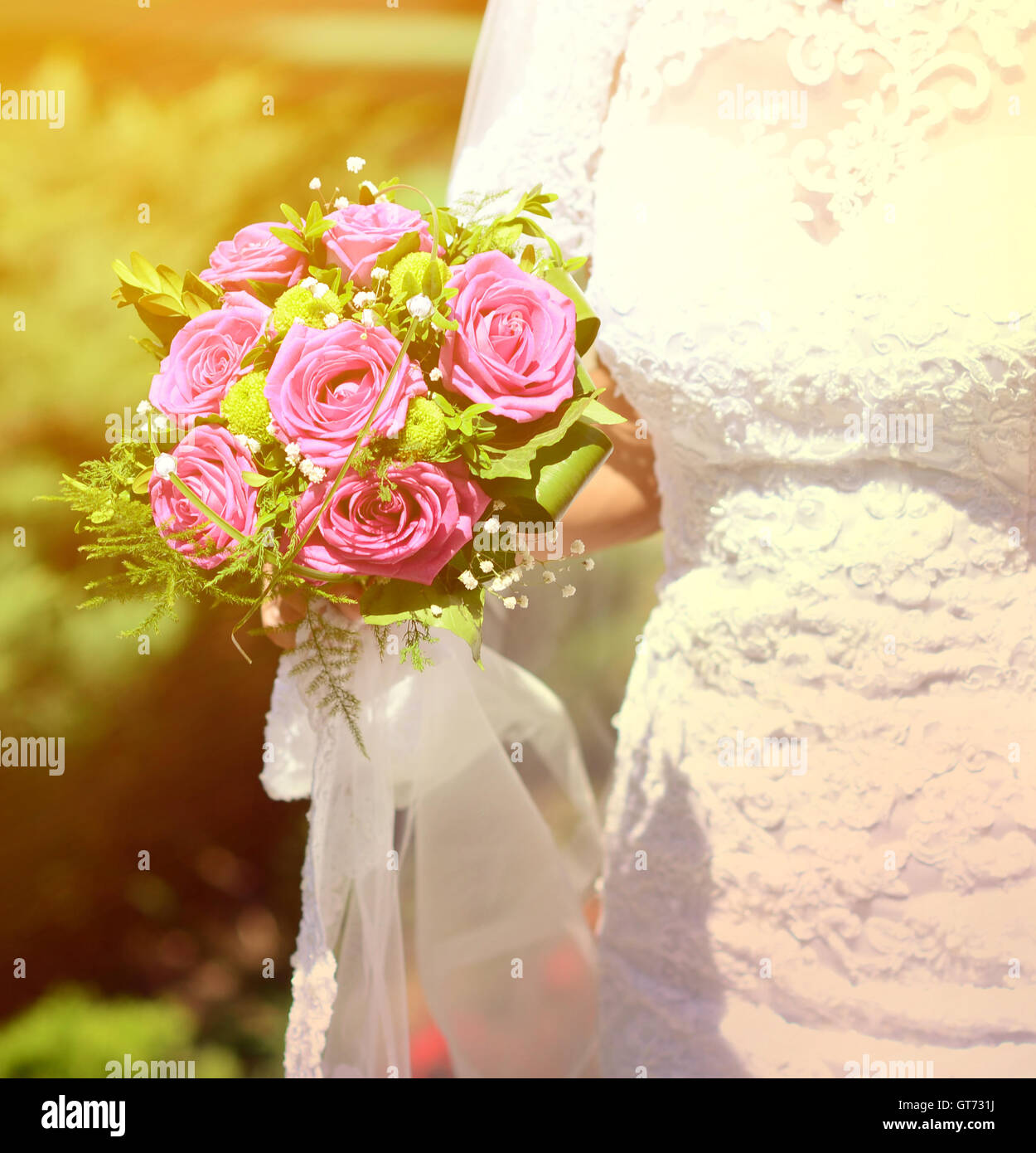 Braut hält schöne rose bouquet Stockfoto