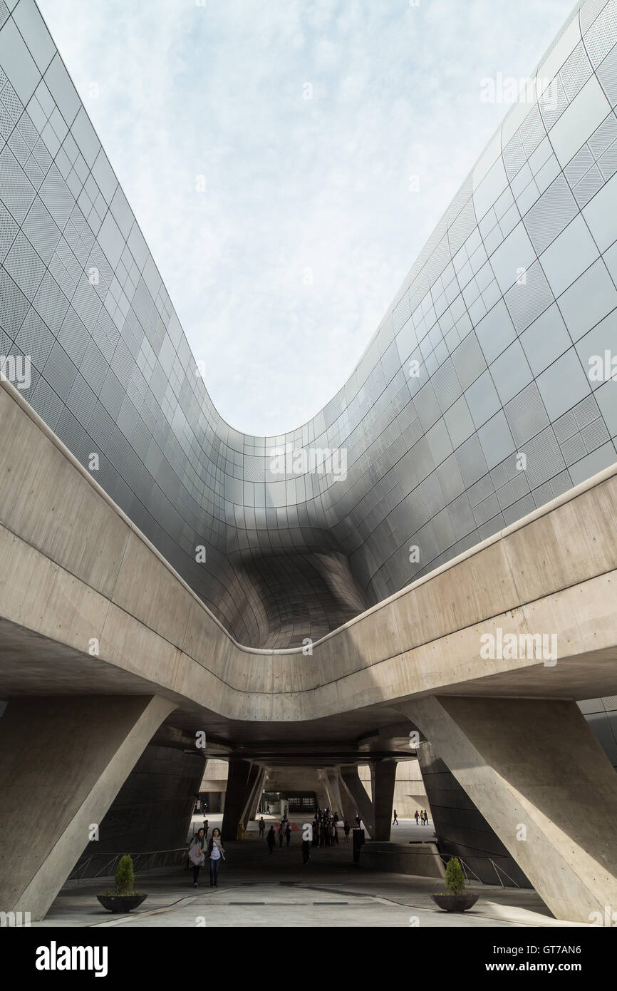 Futuristic Dongdaemun Design Plaza (DDP) in Seoul, Südkorea Ansicht von unten bei Tageslicht. Stockfoto