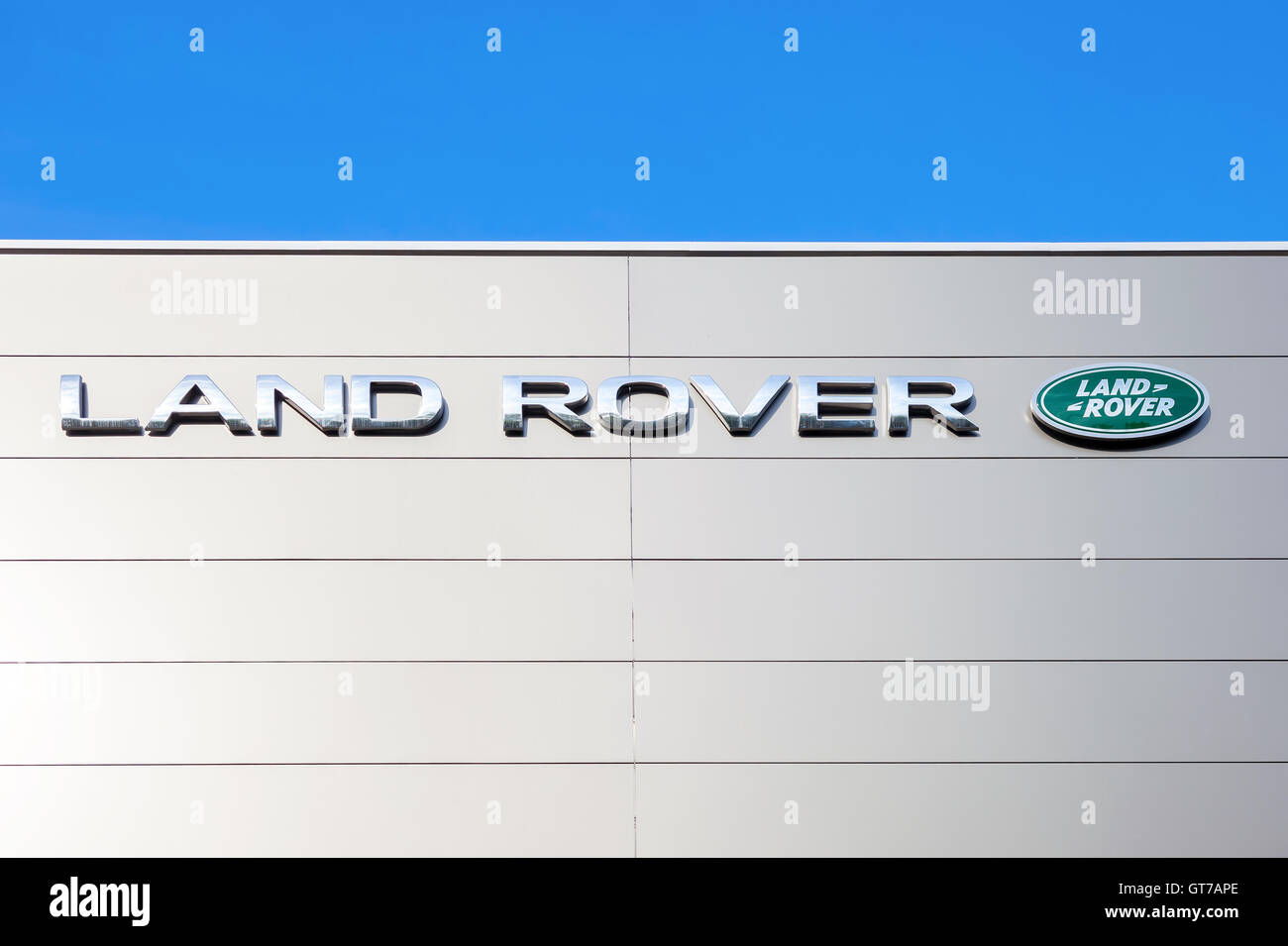 Land Rover Autohaus Zeichen. Land Rover ist eine Marke des britischen Automobilherstellers Jaguar Land Rover Stockfoto