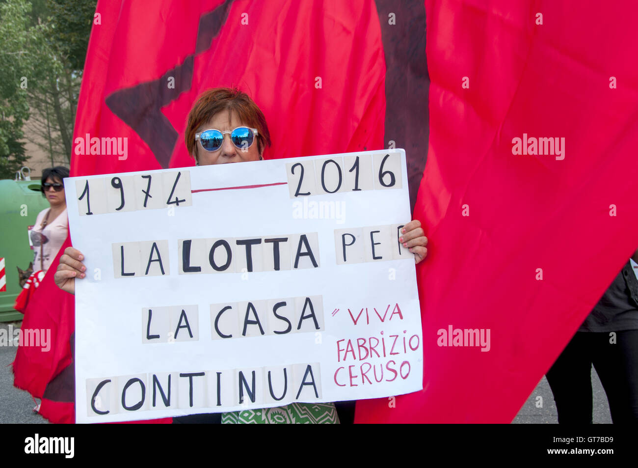 Rom, Italien. 08. Sep, 2016. Demonstration in Rom zu erinnern, der junge Fabrizio Ceruso während der 8. September 1974 im Alter von 19 von der Polizei getötet "Die Schlacht von St. Basilio" Gehäuse-Berufe in der Nachbarschaft zu verteidigen. © Patrizia Cortellessa/Pacific Press/Alamy Live-Nachrichten Stockfoto