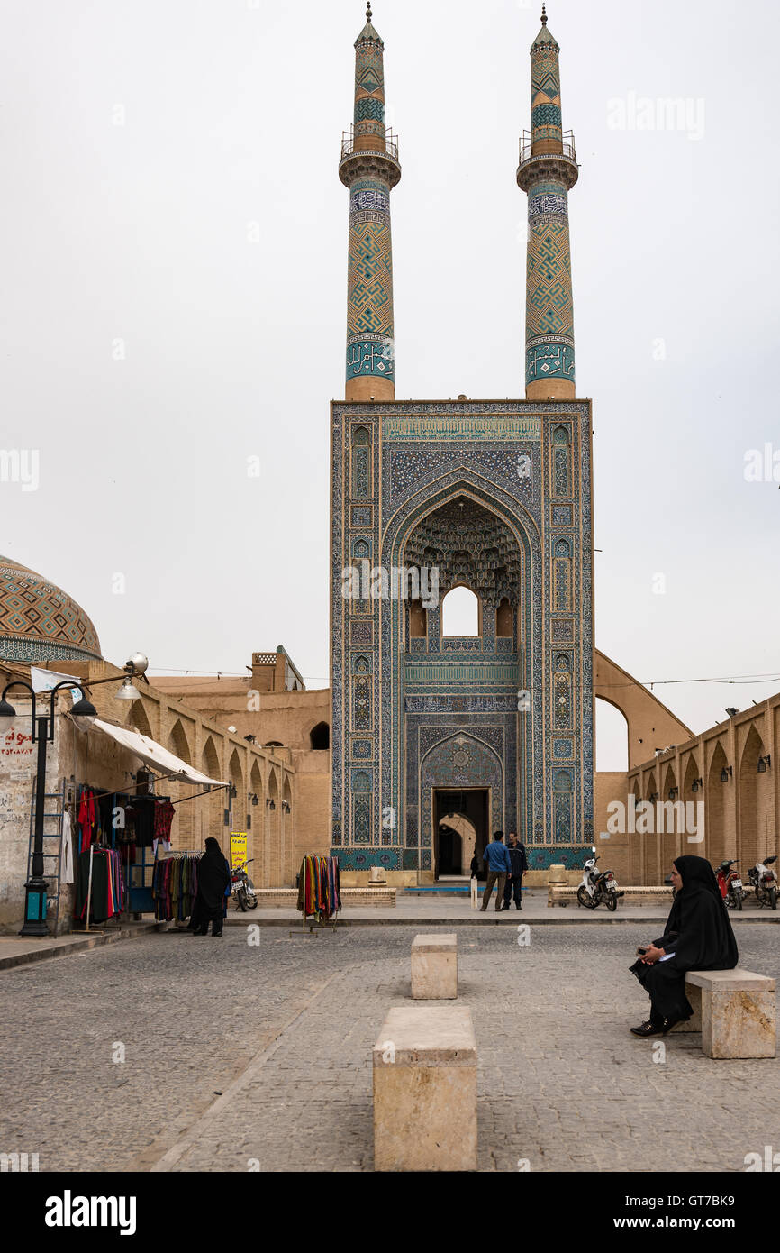 Die Jāmeh-Moschee von Yazd ist die grand, Gemeinde Moschee von Yazd Stadt, in der iranischen Provinz Yazd. Die Moschee ist auf der Vorderseite der iranischen 200-Rial-Banknote abgebildet.  Die Minarette sind die höchsten in Iran. Stockfoto