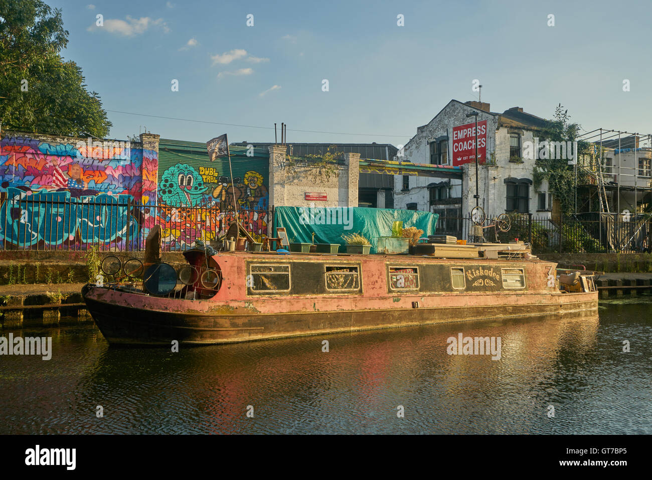städtischen Hausboot auf Lastkahn, Hackney und Dalston Leben Stockfoto