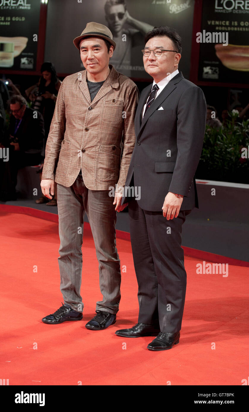 Regisseur Kim Ji-Woon und Produzent Choi Jae-Won bei der Premiere des Films Schwefel an der 73. Venice Film Festival, 2016 Stockfoto