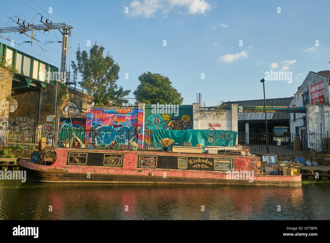 städtischen Hausboot auf Lastkahn, Hackney und Dalston Leben Stockfoto