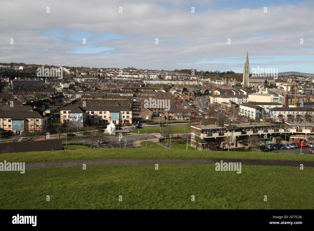 Blick auf The Bogside Bereich von der Stadtmauer von Londonderry. Stockfoto