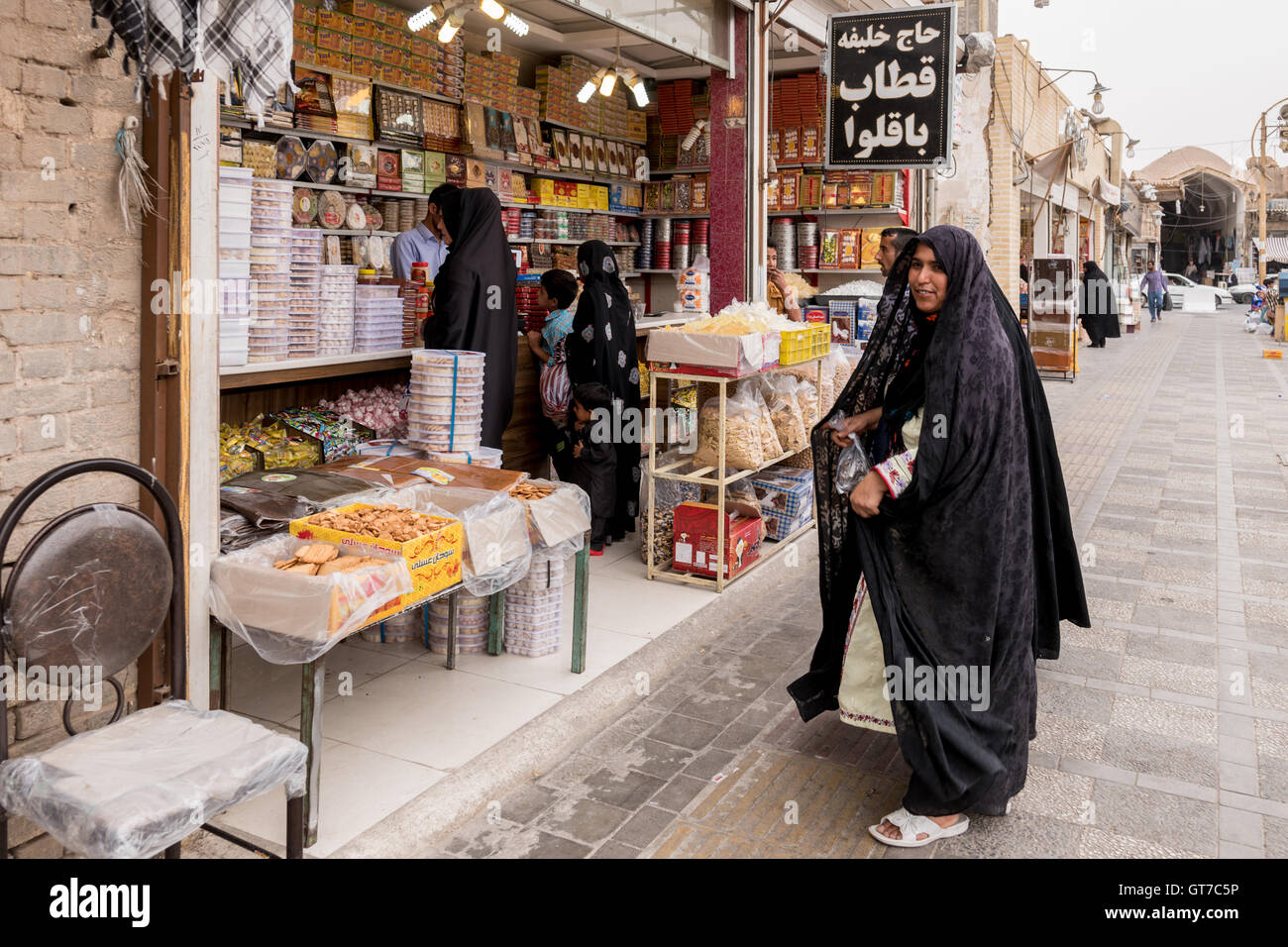 Shop Verkauf von traditionellen iranischen Süßigkeiten in Yazd, Iran. Stockfoto