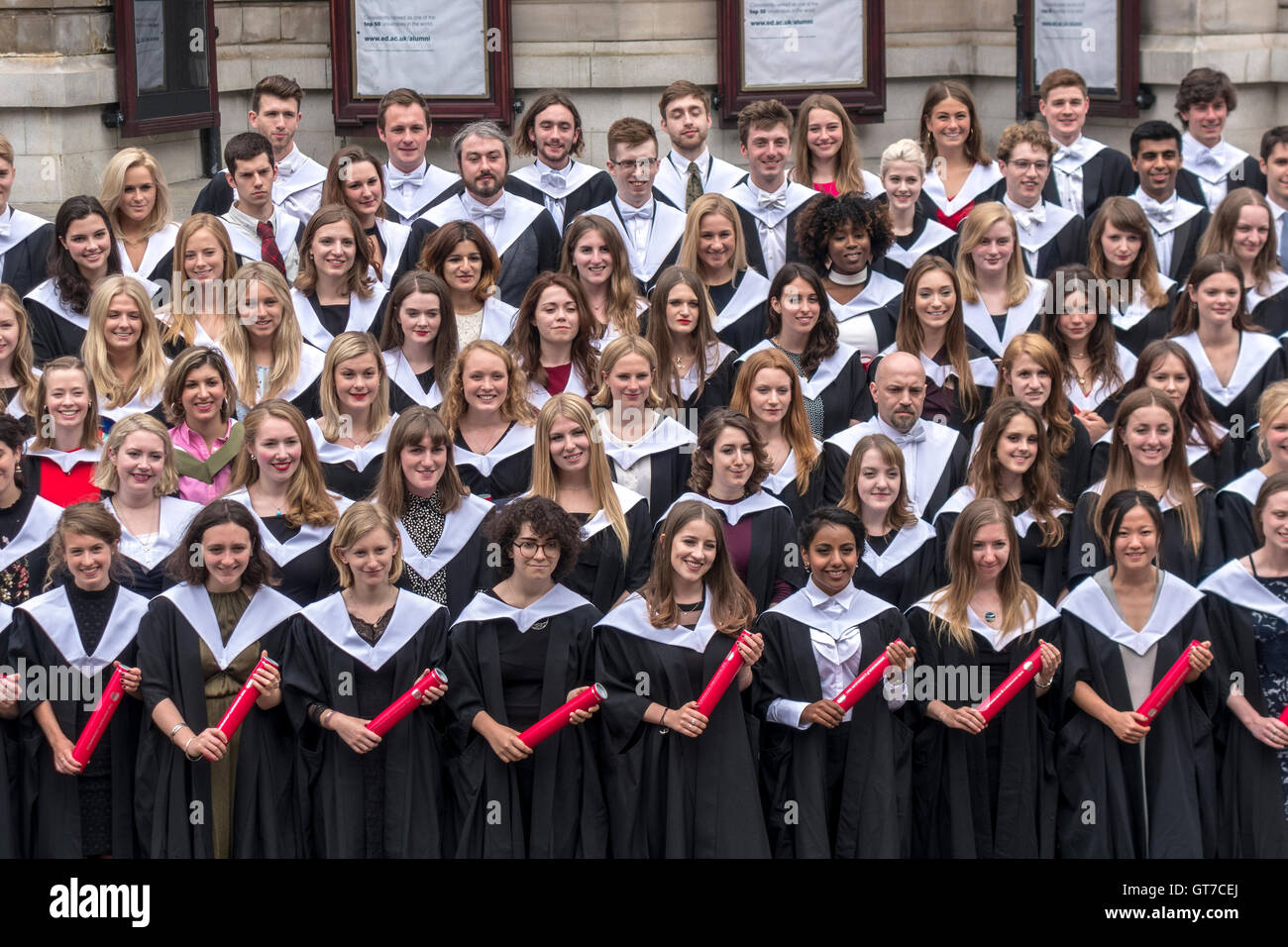 Edinburgh University Graduation Day. Glücklich graduierenden posieren für formale Gruppenfoto außerhalb Usher Hall. Stockfoto