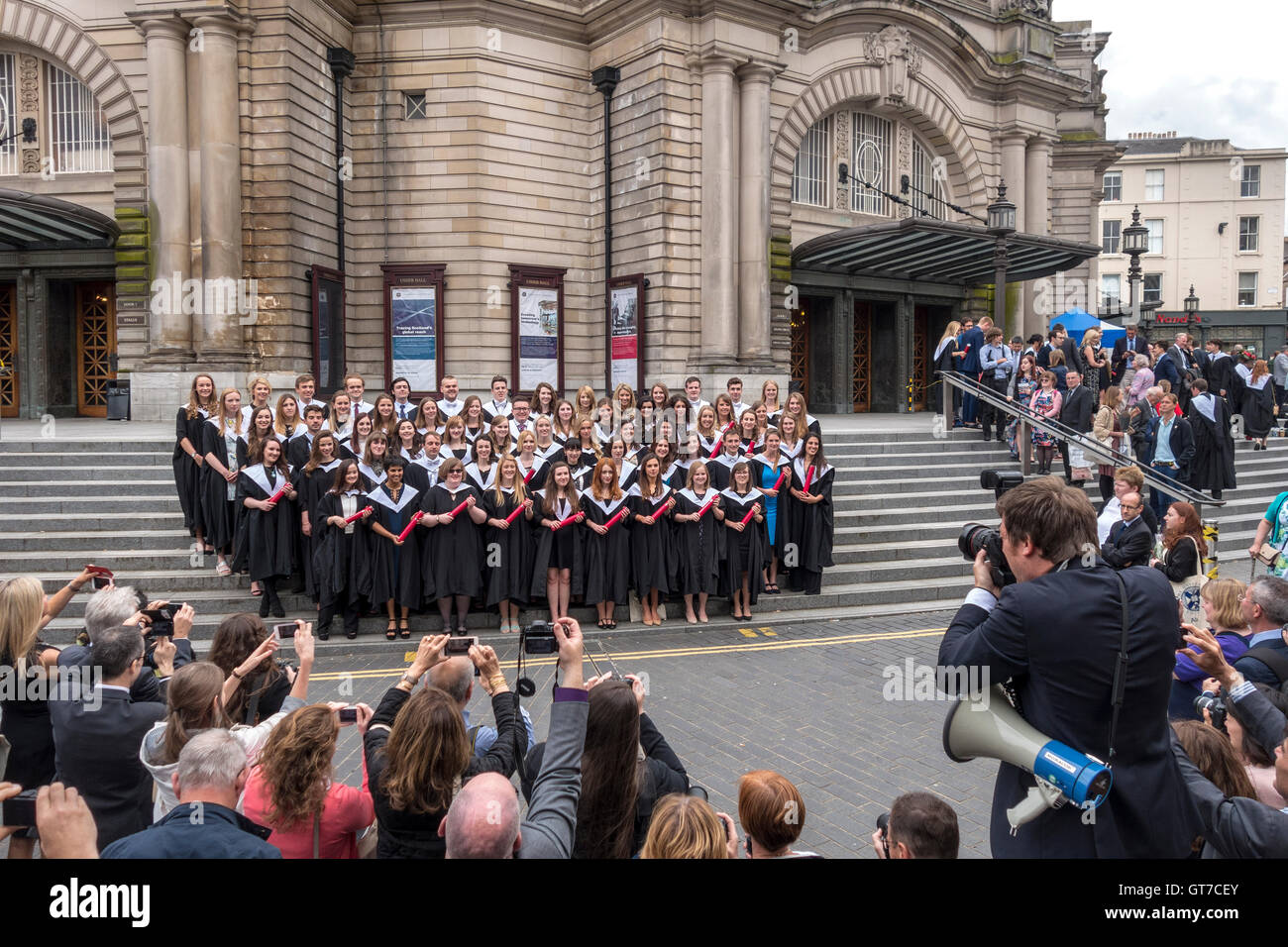 Universität Edinburgh Graduation Day. Familie, Eltern und offizielle Fotografen fotografieren der Studierenden außerhalb Usher Hall. Stockfoto