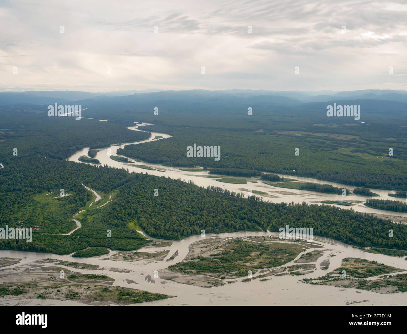 Luftaufnahme des Treffens des Susitna River (oben) und Chulitna River in der Nähe von Talkeetna, Alaska. Stockfoto