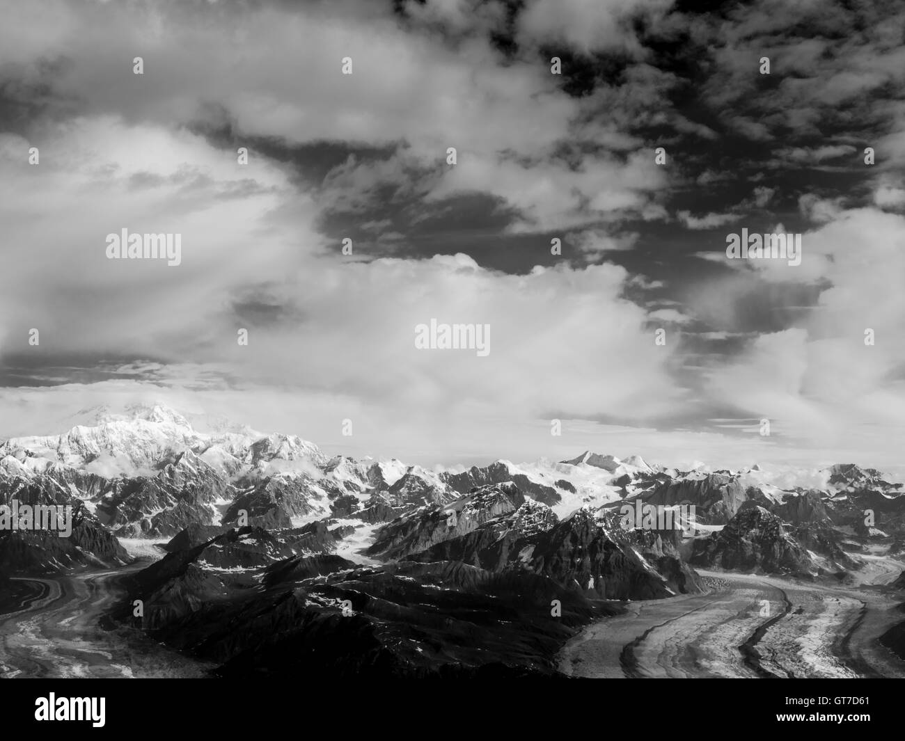 Luftaufnahme des Denali (Mount McKinley), den Tokositna-Gletscher (unten links), der Ruth Gletscher (unten rechts) und die Alaska Range. Stockfoto