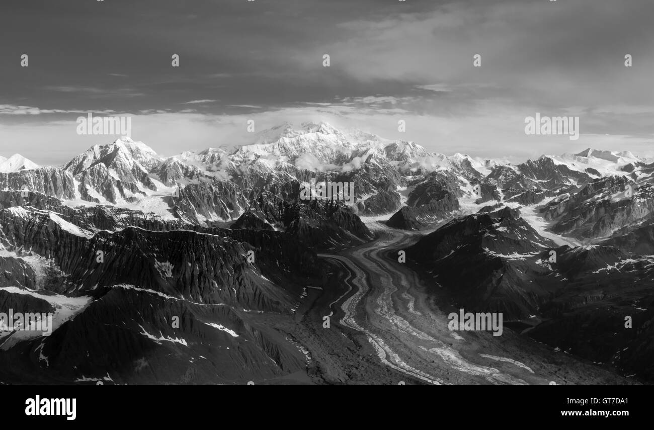 Luftaufnahme des Denali (Mount McKinley), der Tokositna-Gletscher und die Alaska Range auf einen Rundflug von Talkeetna, Alaska. Stockfoto