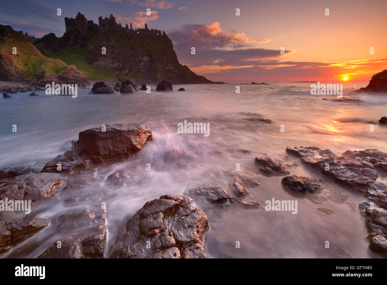 Die Ruinen des Dunluce Castle an der Küste Causeway in Nordirland. Am Sonnenuntergang fotografiert. Stockfoto