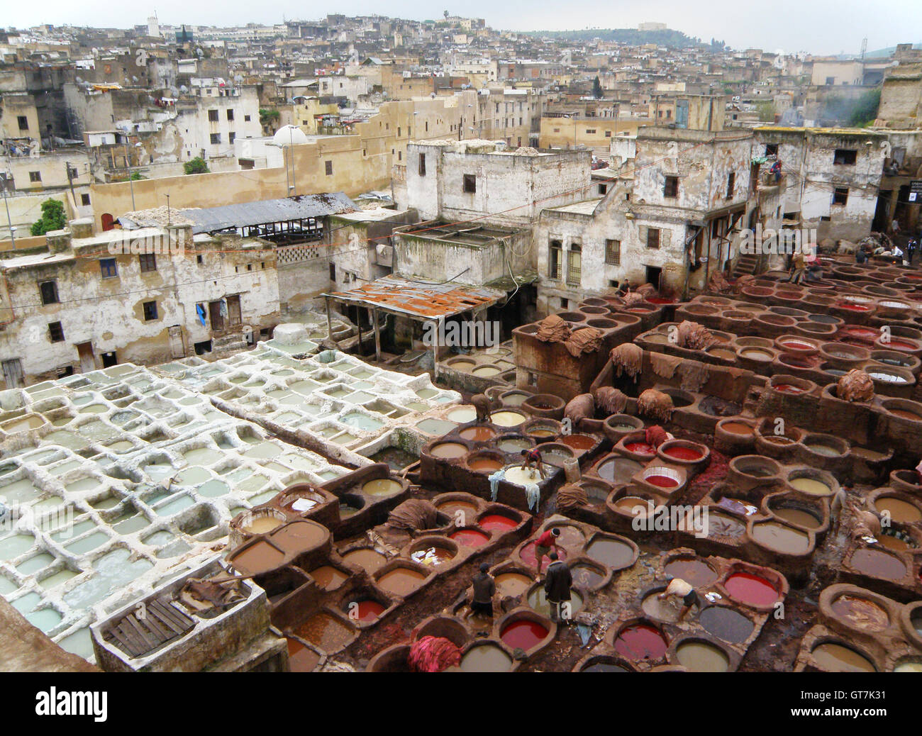 Herrliche Aussicht auf weiß und rot braunen Farbstoff Gruben der Lederfabrik in Fez, Marokko Stockfoto