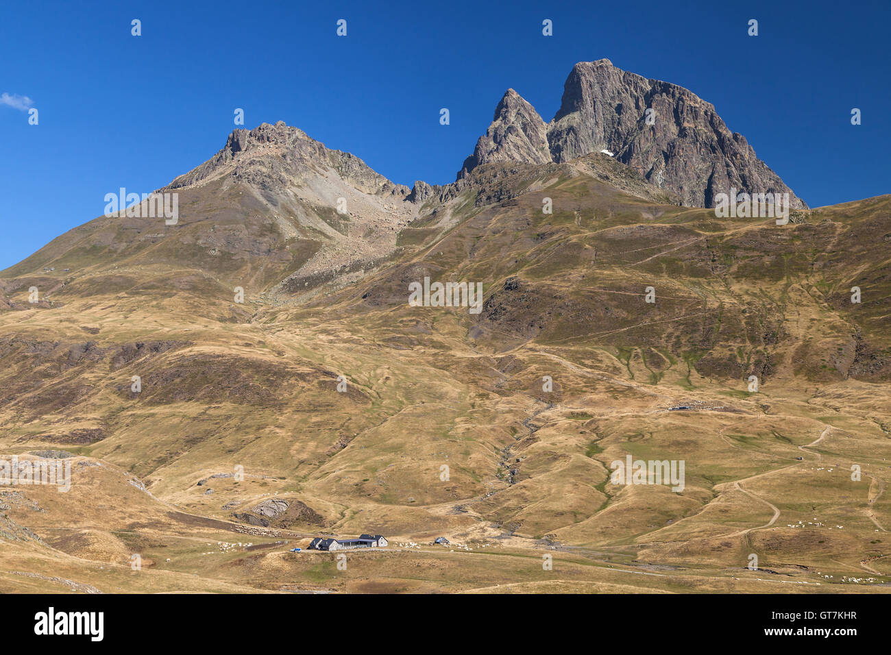 Pic du Midi d'Ossau von Pourtalet Mountain pass an der Grenze zwischen Spanien und Frankreich. Stockfoto