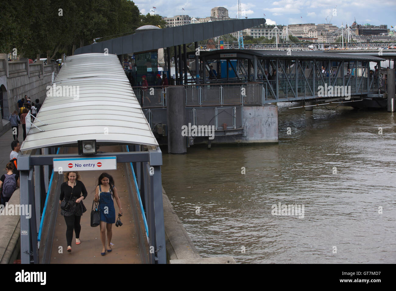 Thames River, MBNA Thames Clippers, Riverboat-Dienste auf der Themse zwischen wichtige Reiseziele in London, England UK Stockfoto