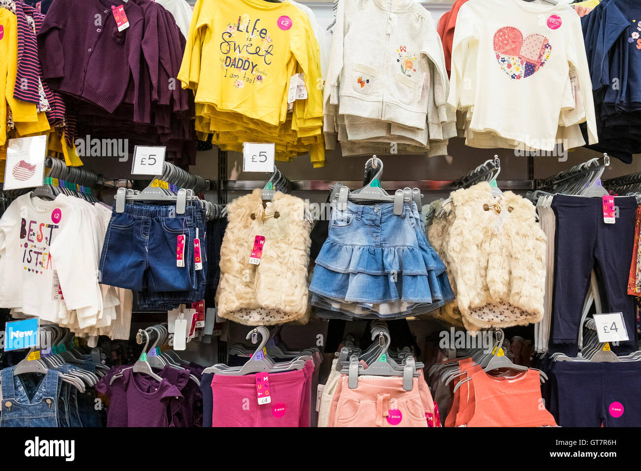 Kinder Kleidung auf Verkauf in einem Morrisons Supermarkt. Stockfoto
