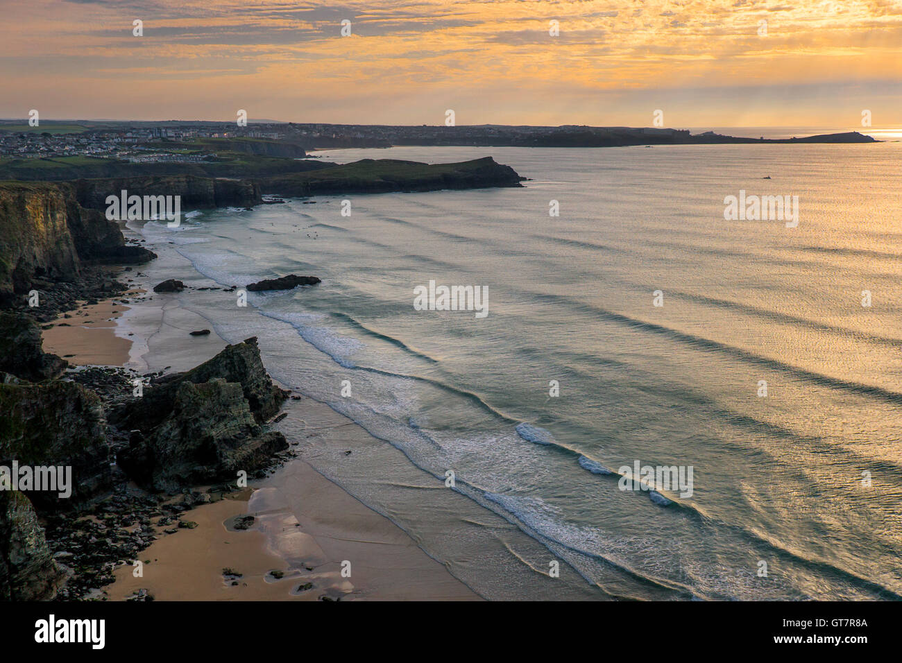Sonnenuntergang über der Bucht von Newquay in Cornwall. Stockfoto