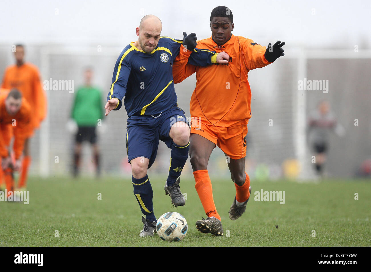 Warren Hackney (Orange) Vs Delta (dunkelblau) - Hackney & Leyton Sunday League Football im Süden Marsh, Hackney Sümpfe - Essex Senior League Football Stadium Ende Meile - 03.06.11 Stockfoto