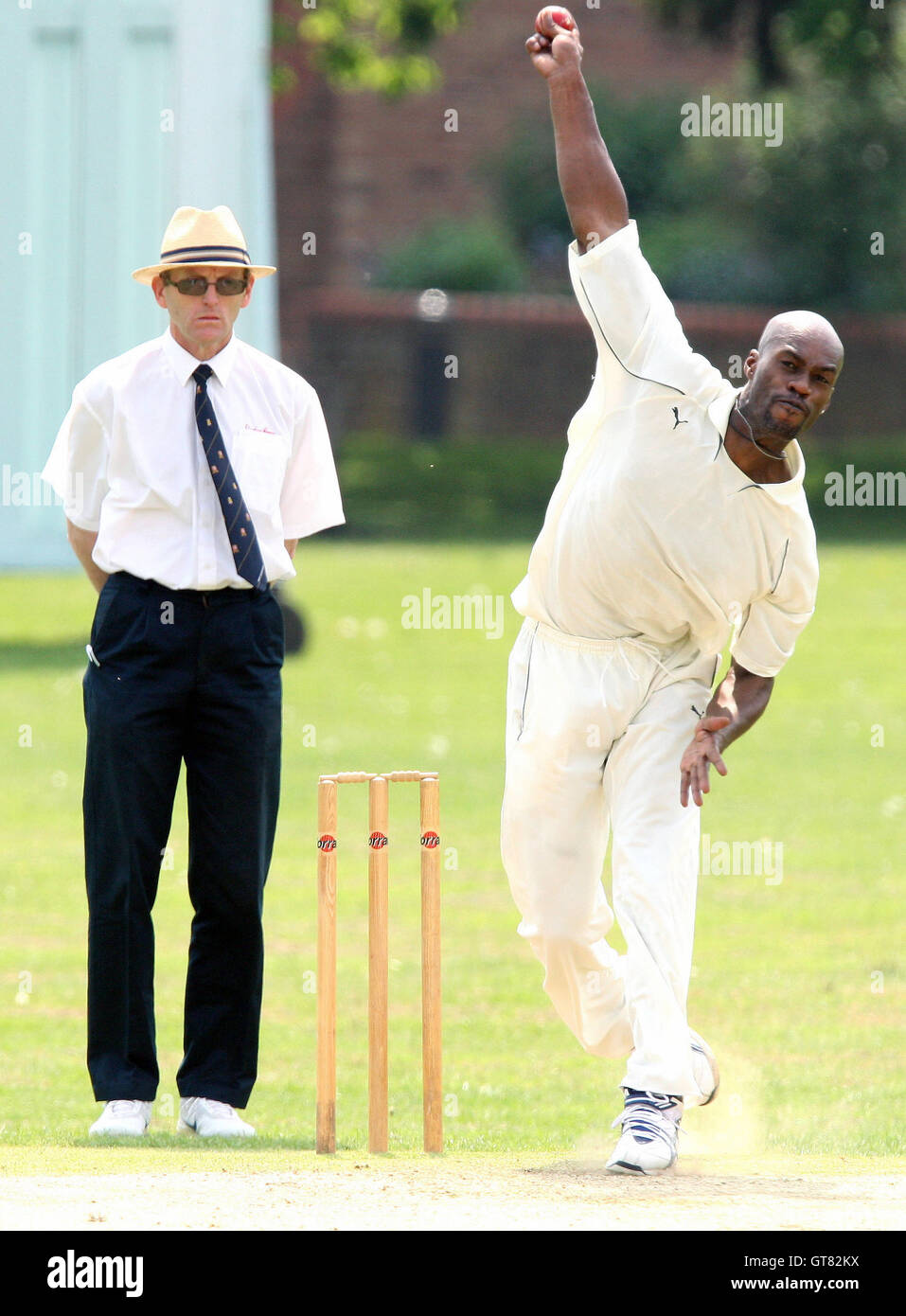 Ex-England Cricket-Spieler Chris Lewis im bowling-Aktion für Ilford - unterstützt CC Vs Ilford CC - Shepherd Neame Essex Cricket League Division One unterstützt Road, Harrow Lodge Park, unterstützt, Essex - 05.10.08 Stockfoto