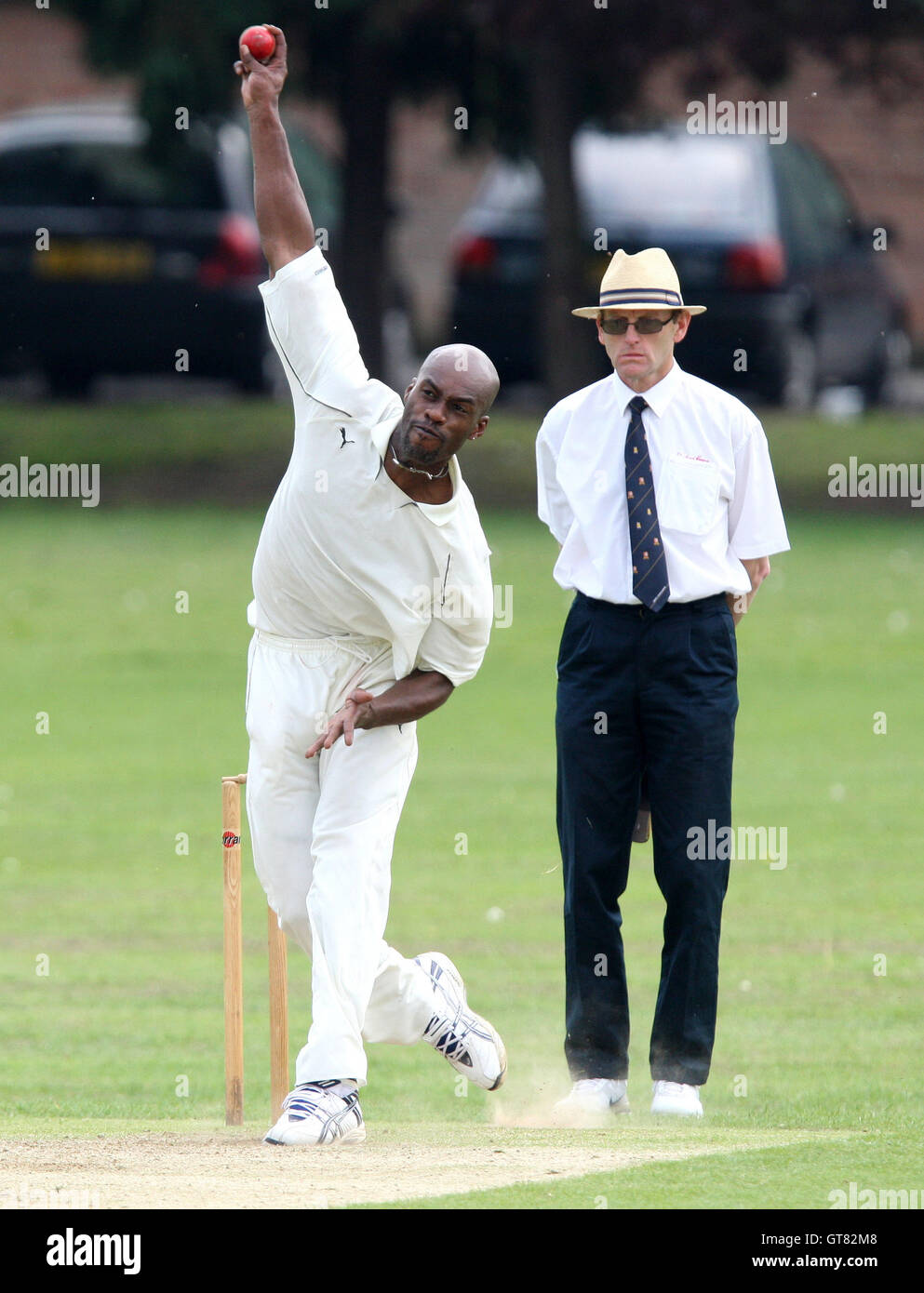 Ex-England Cricket-Spieler Chris Lewis im bowling-Aktion für Ilford - unterstützt CC Vs Ilford CC - Shepherd Neame Essex Cricket League Division One unterstützt Road, Harrow Lodge Park, unterstützt, Essex - 05.10.08 Stockfoto