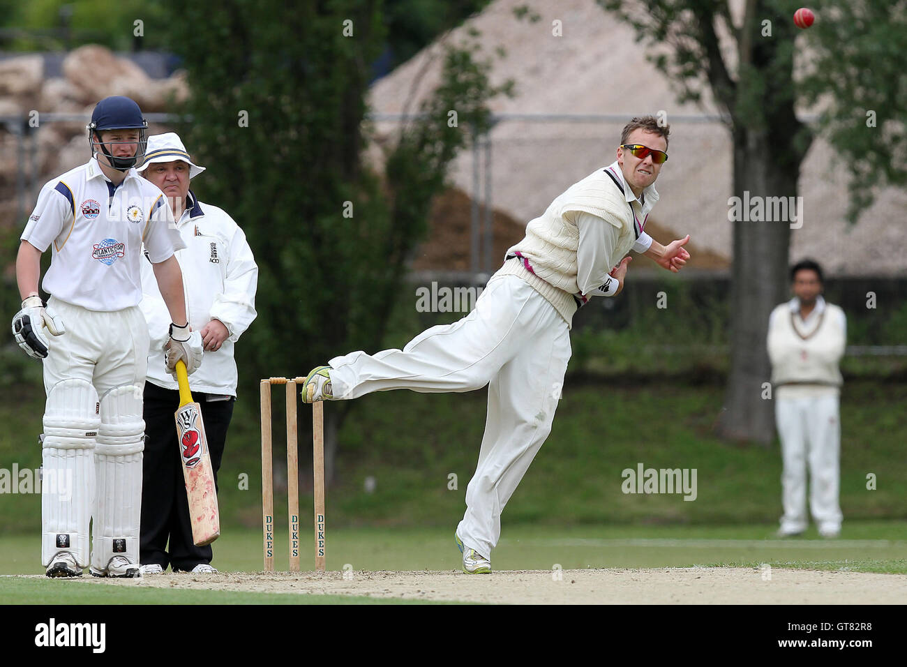 Tom Blundell in bowling Aktion für Colchester - Colchester & East Essex CC Vs Ardleigh grün CC - Essex Cricket League am Schlosspark - 06.02.12 Stockfoto