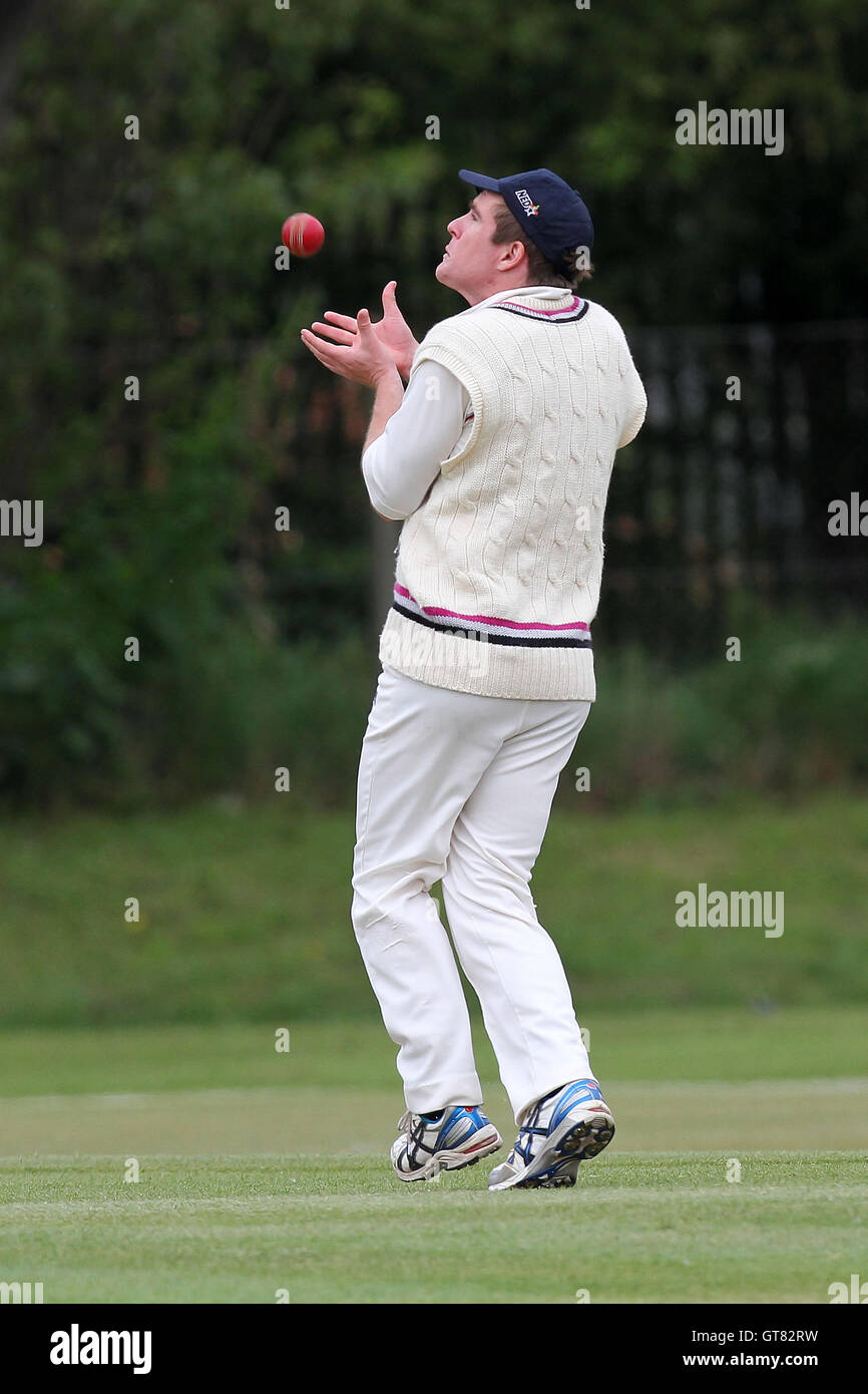 Tom Blundell von Colchester nimmt das Wicket Alex Cason, gefangen von Sam Foster - Colchester & East Essex CC Vs Ardleigh grün CC - Essex Cricket League am Schlosspark - 06.02.12 Stockfoto