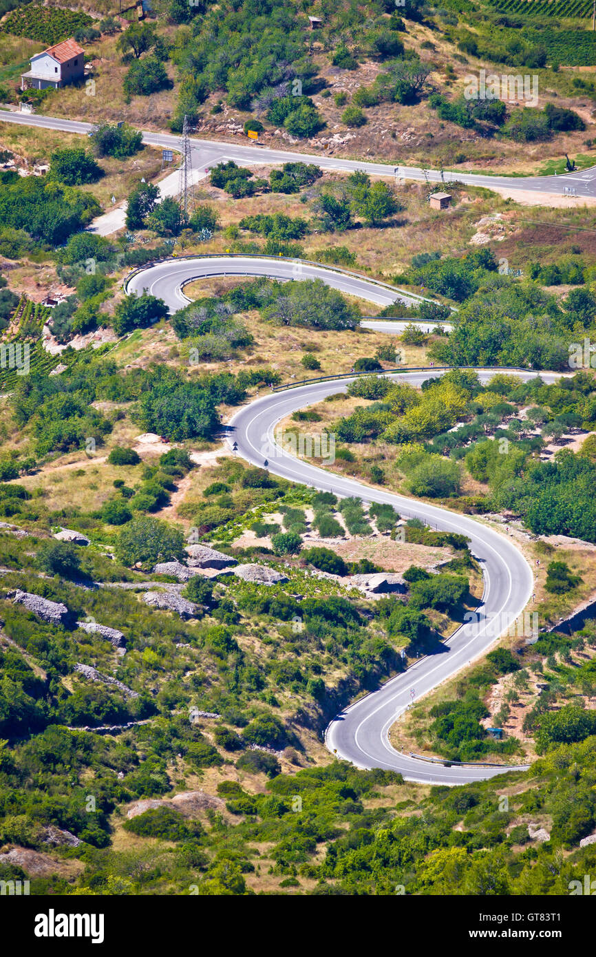 Insel Vis kurvige Straße vertikale Ansicht, Dalmatien, Kroatien Stockfoto