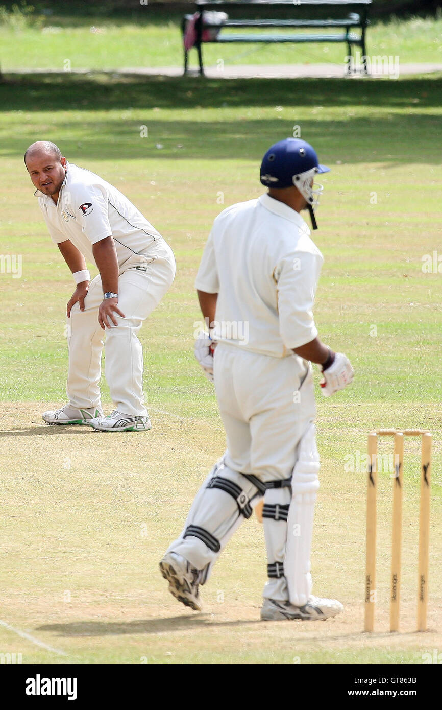 Frust für F Iqbal von Harold Wood als N Khan entzieht Entlassung - Harold Wood CC Vs alte Southendians CC - Essex Cricket League bei Harold Wood Park - 22.08.09 Stockfoto