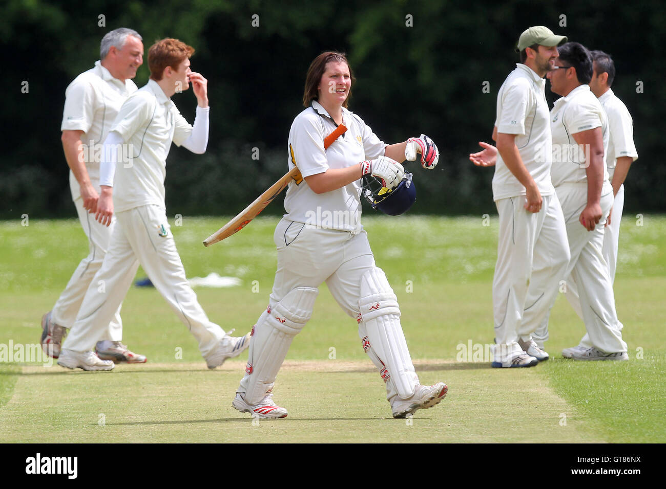 D Armes von Harold Wood verlässt das Feld, die von J Carr - Harold Wood CC entlassen worden 4. XI Vs Woodford Green CC 3. XI - Essex Cricket League bei Harold Wood Park - 06.08.13 Stockfoto