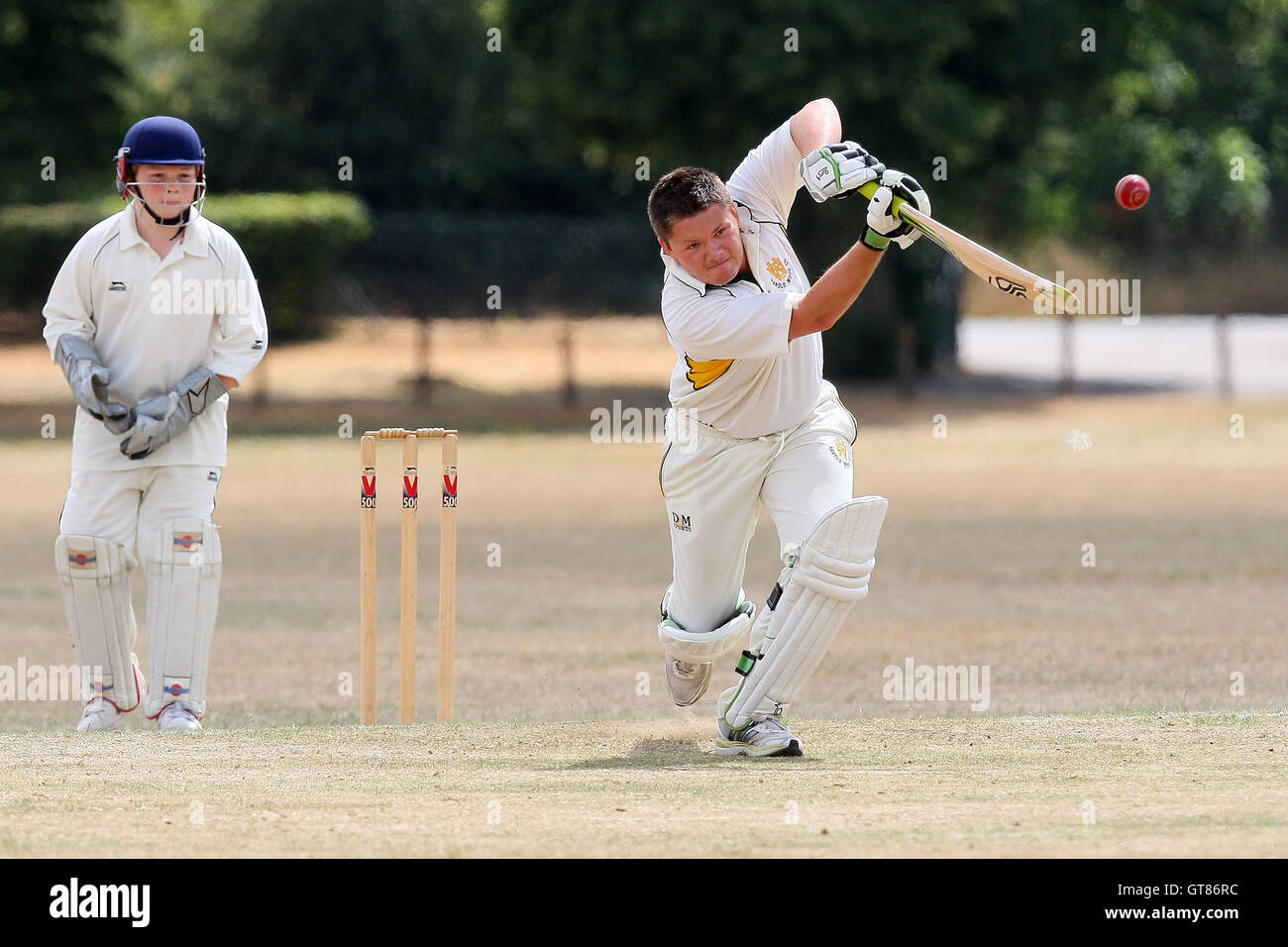 Abbott Harold Wood in Aktion auf seinem Weg nach 50 Abfahrten - Harold Wood CC zu zucken 5. XI Vs unterstützt CC 6. XI - Essex Cricket League im Hennegau Recreation Ground - 31.07.10 Stockfoto