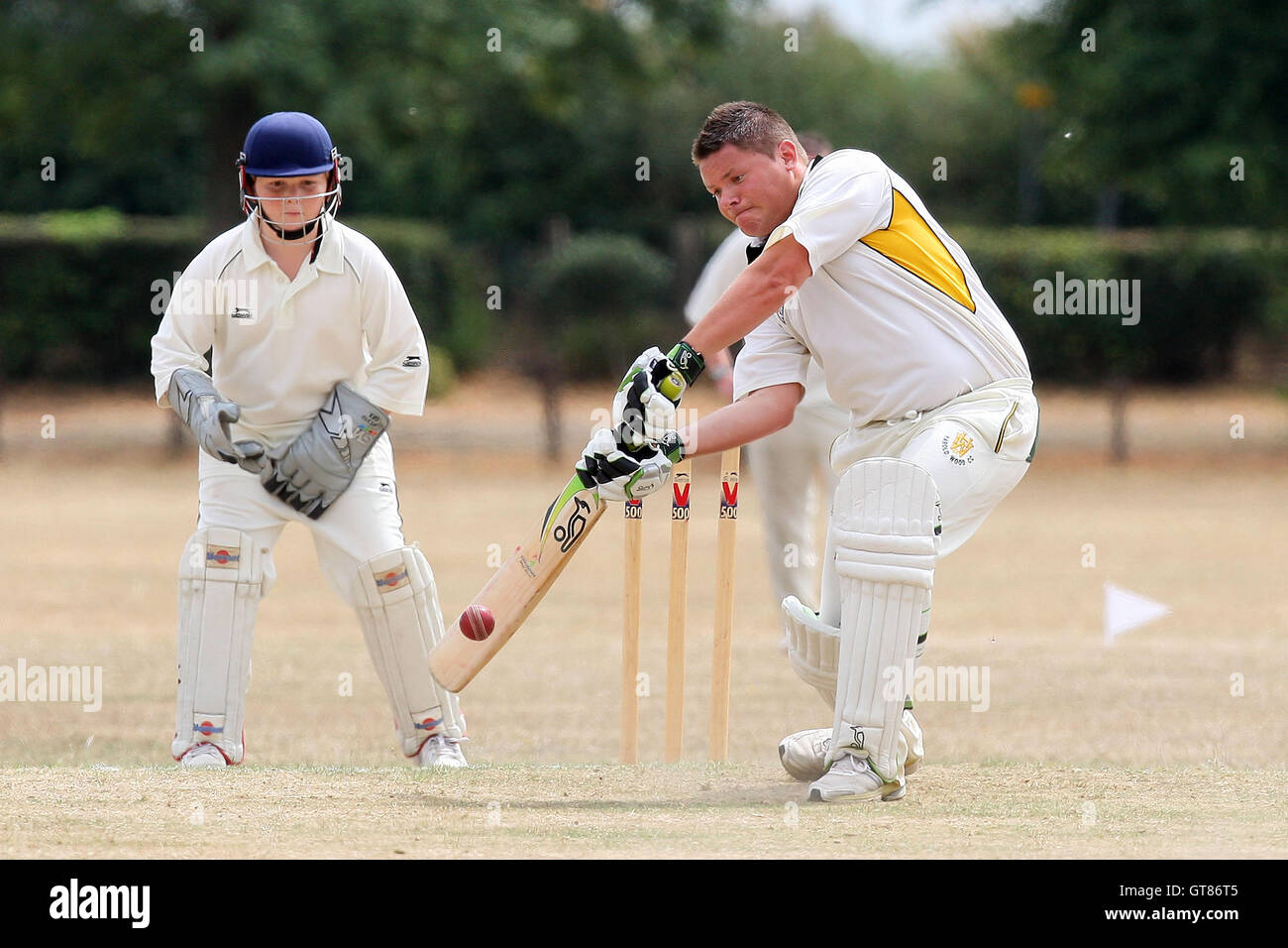 Abbott Harold Wood in Aktion auf seinem Weg nach 50 Abfahrten - Harold Wood CC zu zucken 5. XI Vs unterstützt CC 6. XI - Essex Cricket League im Hennegau Recreation Ground - 31.07.10 Stockfoto