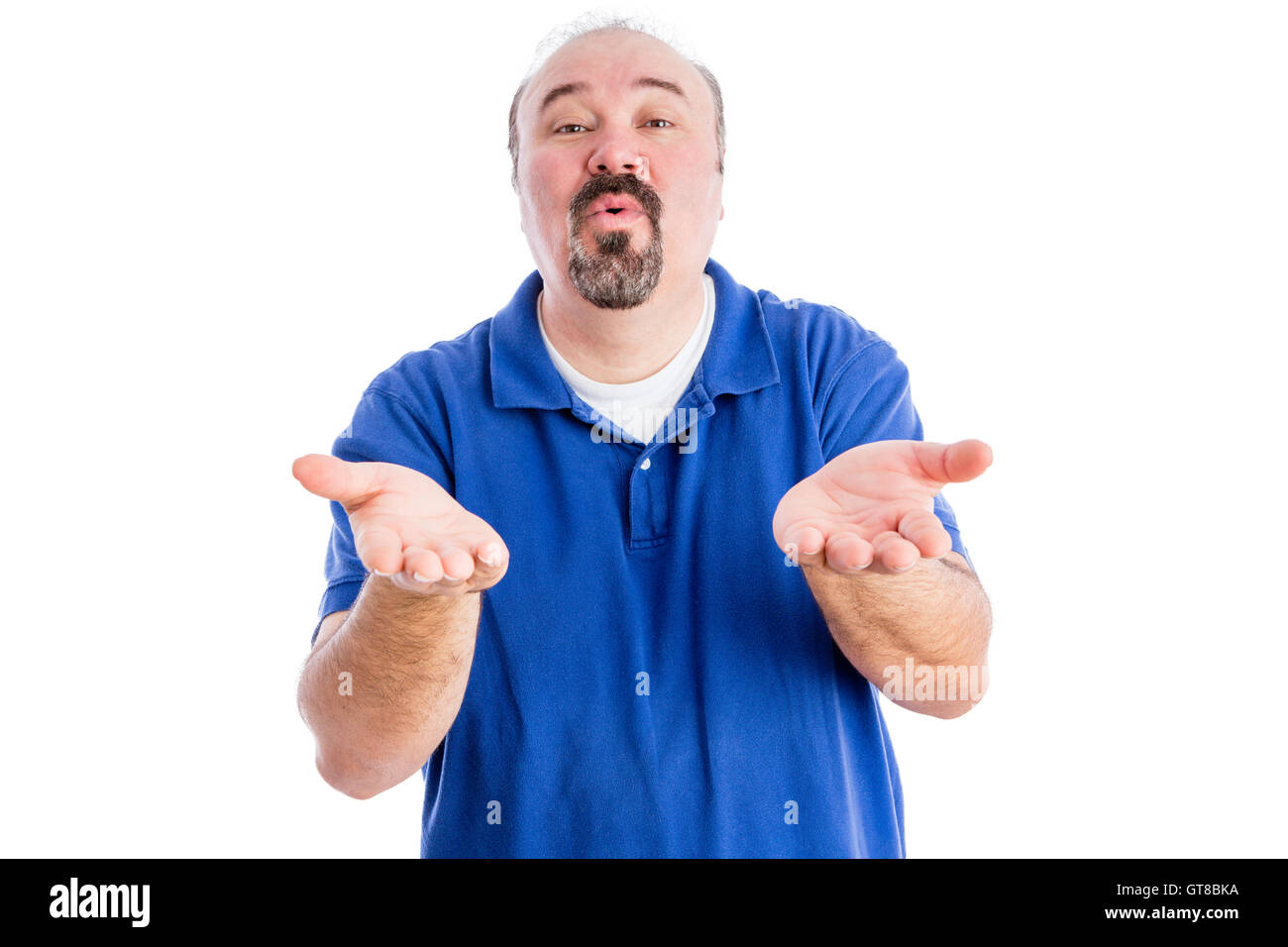 Überzeugende Mann mittleren Alters mit einem Spitzbart Schmeicheleien und Schriftsatz mit seinen Hände ausgestreckt, oberen Körper in ein blaues T-shirt-isolat Stockfoto