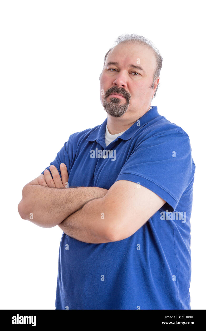 Porträt eines schweren bärtigen Mannes im blauen Polo-Shirt, seine Arme kreuzen und schaut in die Kamera in eine Aggressive aussehen. Isolieren Stockfoto