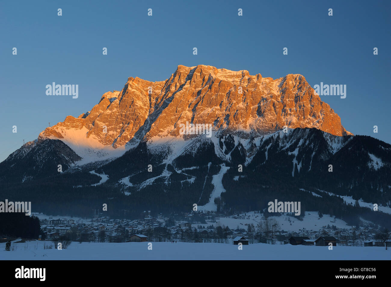 Winterabend mit zugspitze -Fotos und -Bildmaterial in hoher Auflösung ...