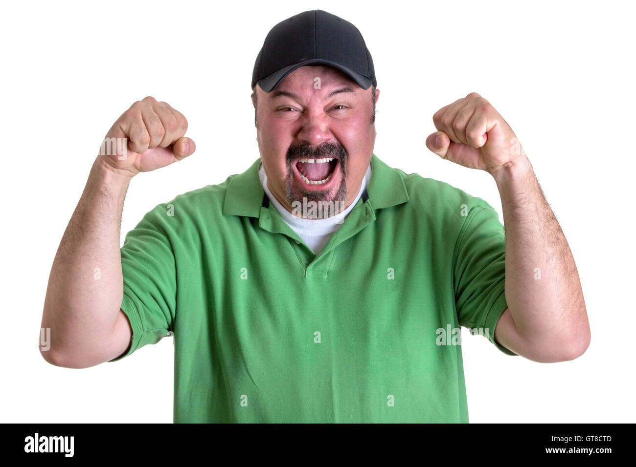 Schließen Sie aggressiven bärtigen im Alter Mittelsmann in Casual grün-Polo-Shirt und schwarze Kappe, schreien Out Loud mit Fäusten angesprochen. Isolat Stockfoto