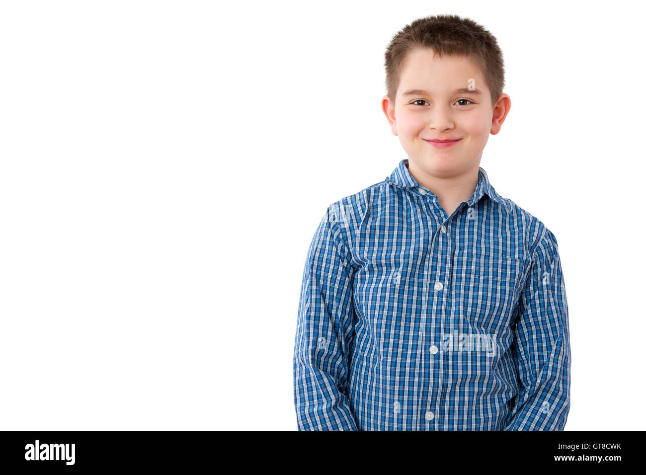 Porträt eines niedlichen 10 Jahre alten Jungen mit einem verschmitzten Lächeln süß, vor weißem Hintergrund mit textfreiraum stehen. Stockfoto