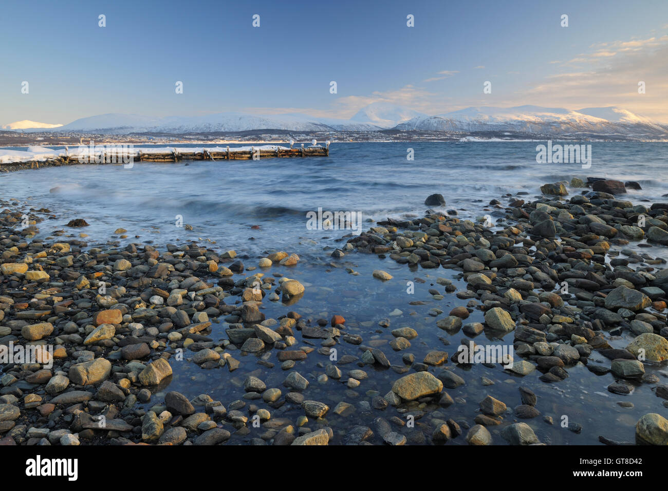 Küste im Winter, Nordbotn, Storevla, Tromsø, Troms, Norwegen Stockfoto