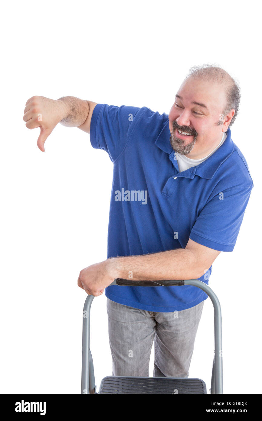 Glückliche Erwachsene bärtiger Mann in blauen Polo-Shirt, einen Stuhl gelehnt, während Daumen runter Zeichen mit jemandem zeigen. Isolated on White Stockfoto